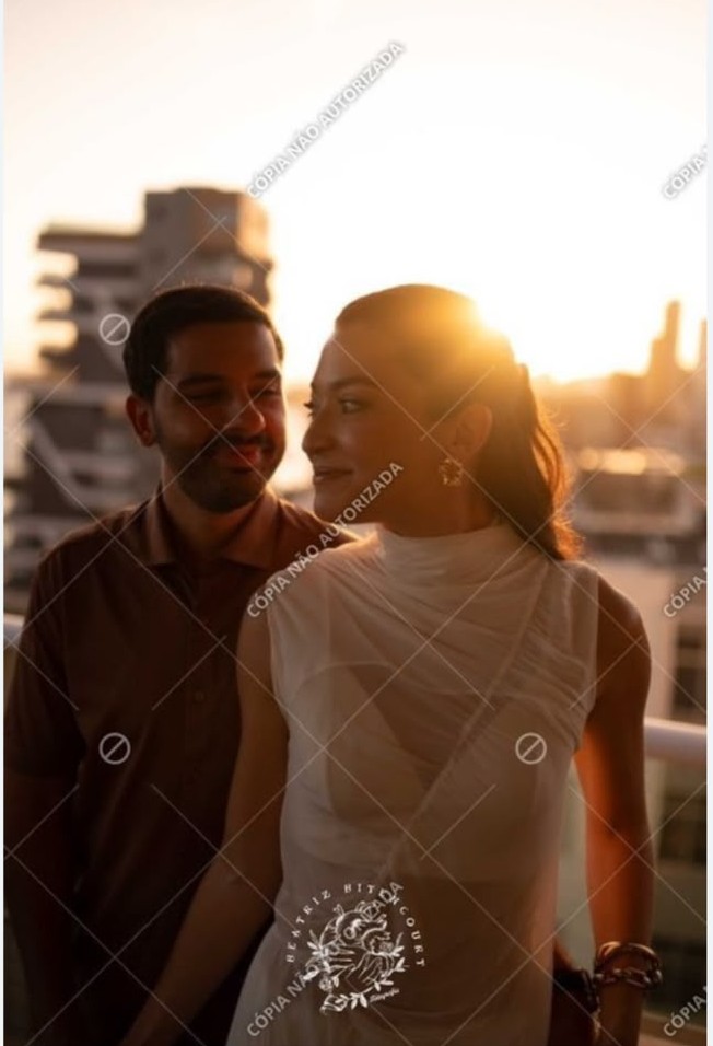Júlia e Caio ao entardecer